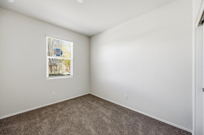 Building Photo - 1033 W Avalon Canyon Dr