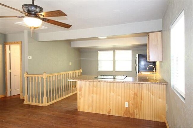 Building Photo - 2 Bedroom 1 bathroom
