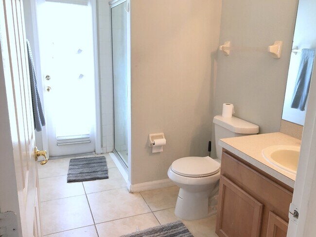 Building Photo - Beautiful 4 bedroom/3 bathroom Home