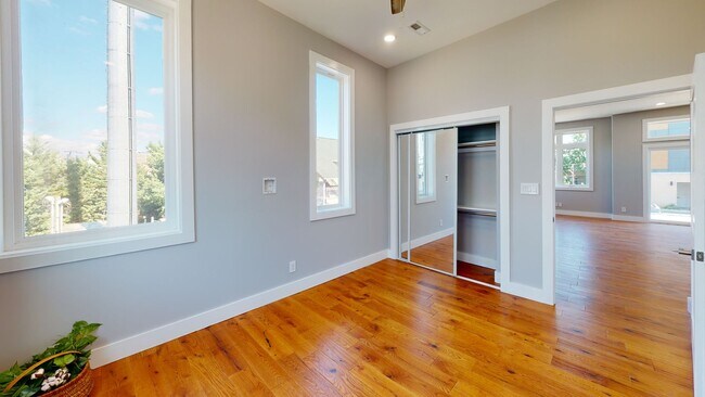 Building Photo - $1655/Bedroom |8BR Townhome in Fort Sander...