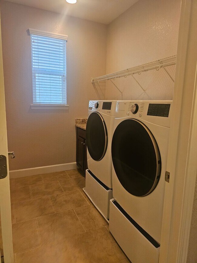 Building Photo - Beautiful 3 Bd 2 Bath home - Available NOW