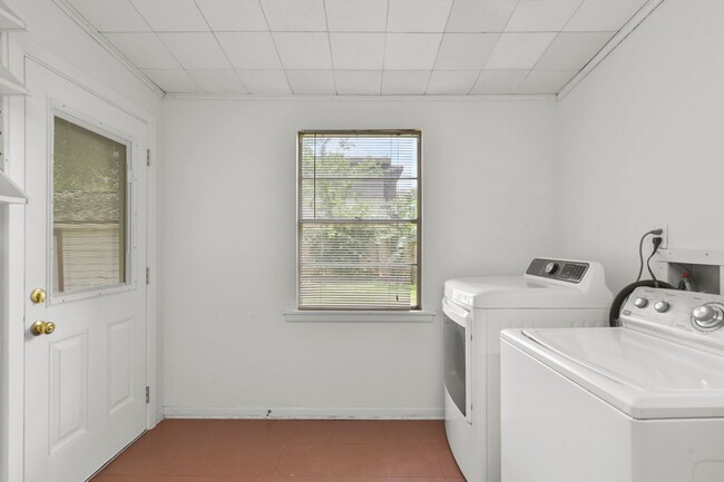 Building Photo - Adorable Montrose Bungaloq