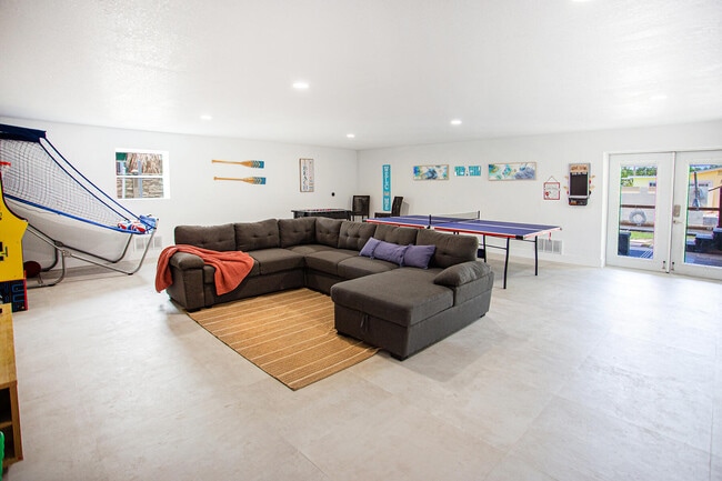 Building Photo - 1623 Venetian Dr