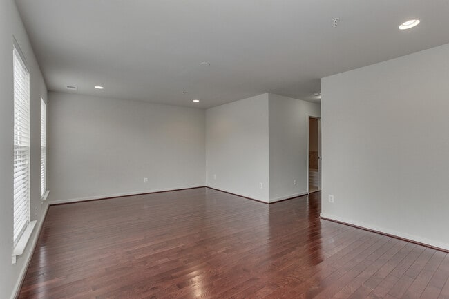 Building Photo - Gorgeous Townhome/Great Location!