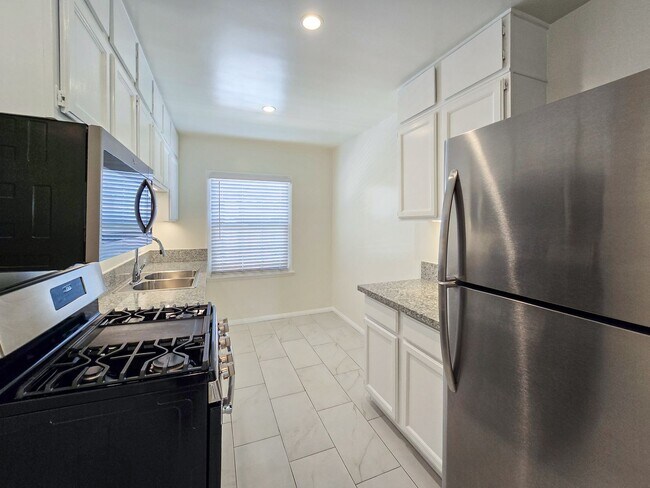 Building Photo - Charming Studio - Prime Los Feliz Location!