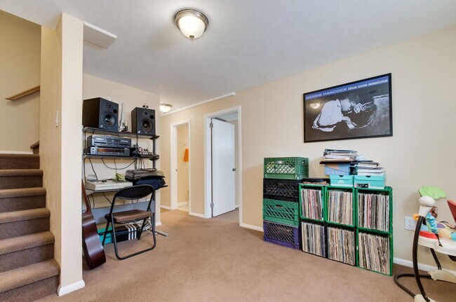 Building Photo - Roomy Sunnyside Duplex with Finished Basement in a Prime Location