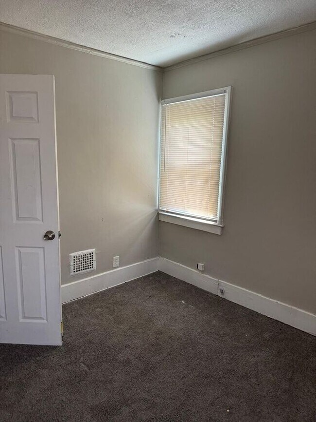 Building Photo - Cozy 2-bedroom, 1-bathroom apartment