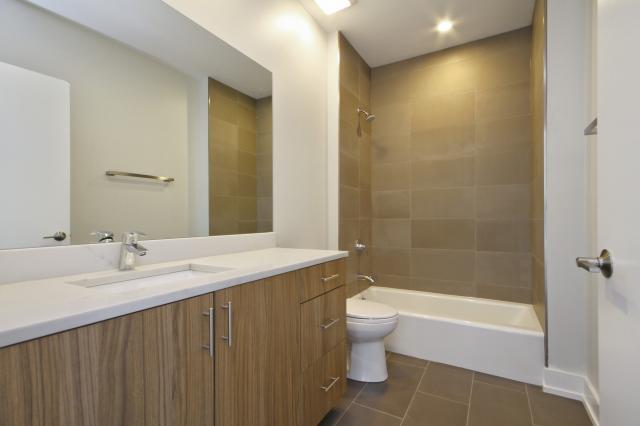 Building Photo - 3 bedroom in Chicago IL 60608