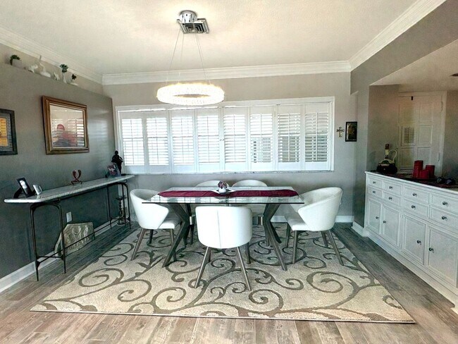 Building Photo - Stunning Penthouse with Amazing Views!