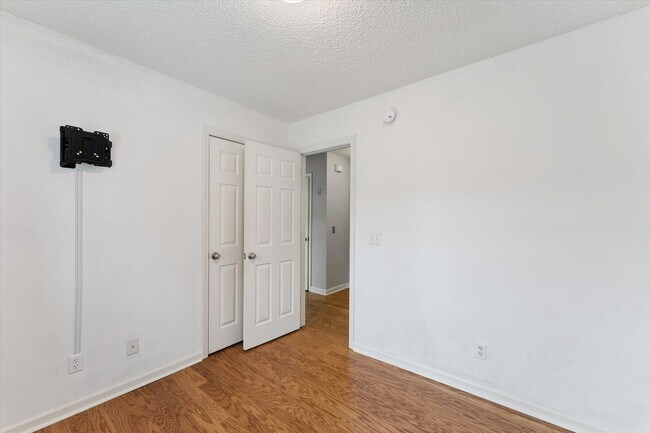 Building Photo - $500 RENT CREDIT | MOVE-IN READY! (Pet Friendly)