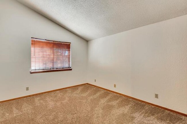 Building Photo - 4886 Maureen Cir