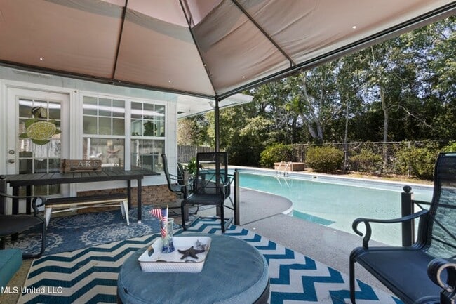 Building Photo - 550 Mockingbird Dr