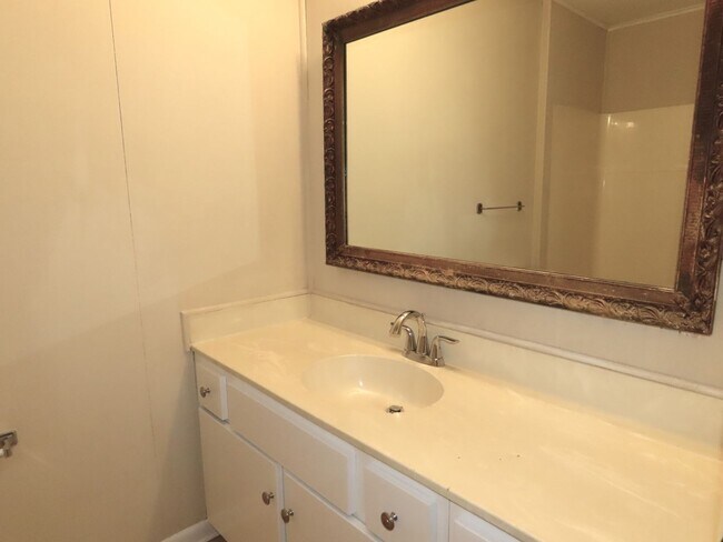 Building Photo - South Tyler! Spacious 3 Bedroom, 2 Bath Du...