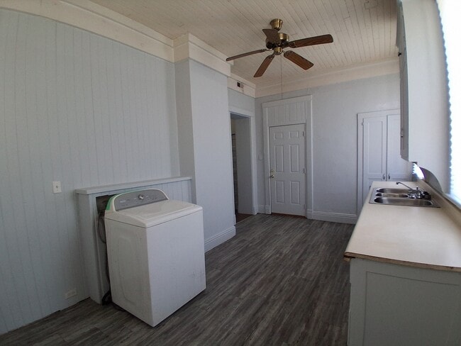 Building Photo - 1010-1 Vermilion-N