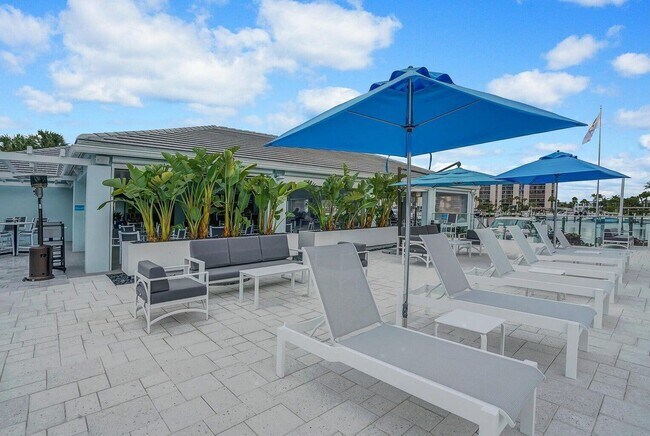 Building Photo - 2727 N Ocean Blvd