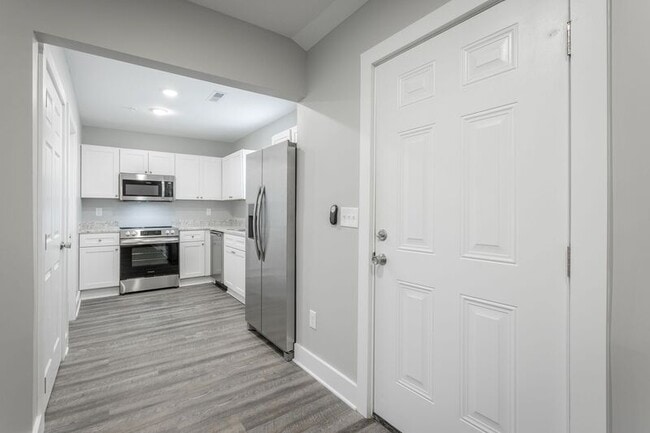 Building Photo - 5 Meadowbrook Dr W