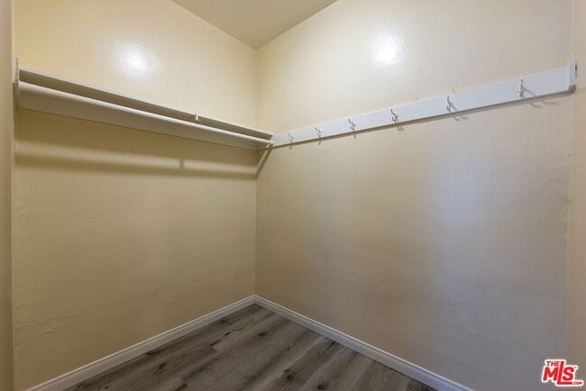 Building Photo - 946 S Burlington Ave