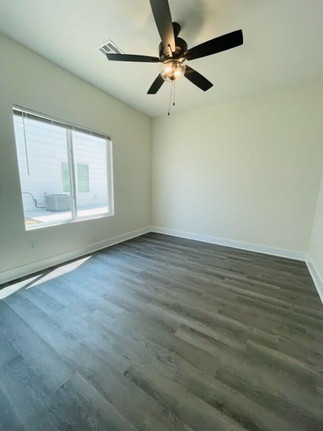 Building Photo - 1638/40 Hickory Creek