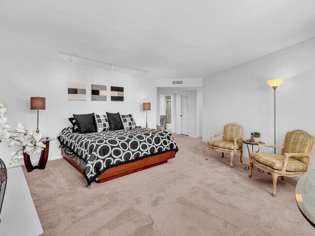 Building Photo - 3000 Holiday Dr