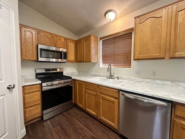 Building Photo - Move-In Bonus!!! 3 bedroom - 2 bath - located in Enoch