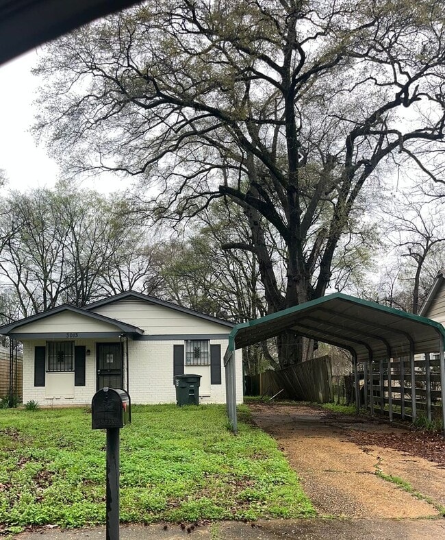 Building Photo - Renovated house in quite Neighborhood