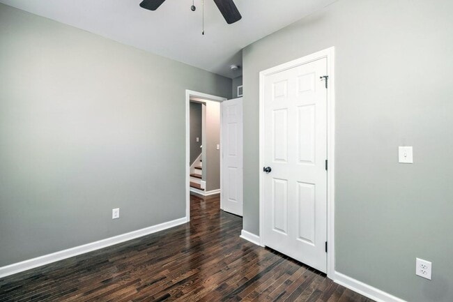 Building Photo - Single Family House! JUST RENOVATED! Centr...