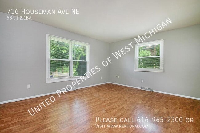 Building Photo - 716 Houseman Ave NE