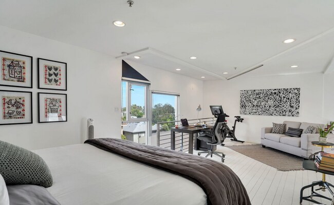 Building Photo - 1037 N Laurel Ave