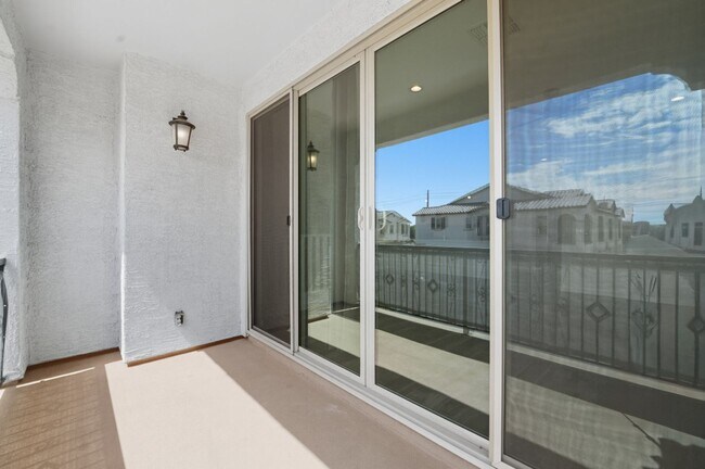 Building Photo - Like Brand New Luxurious Modern 3 Bedroom 2 Bath Townhome in Warner Meadow – Rare Rental Opportun...