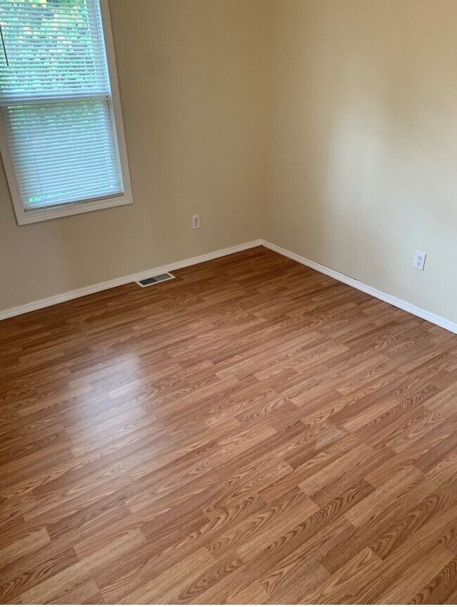 Building Photo - Beautiful Move in ready House!