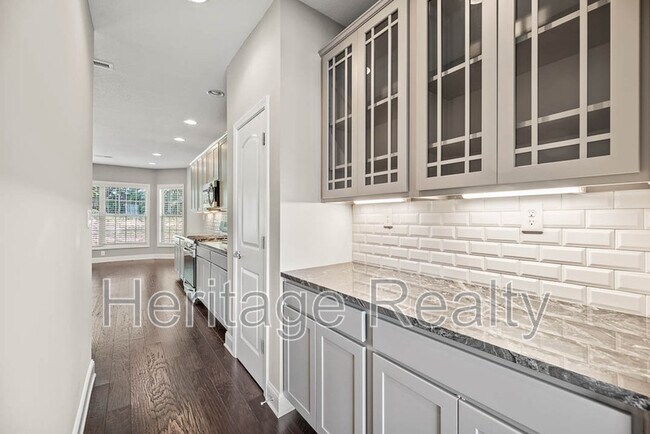 Building Photo - 925 Brookwood Ln