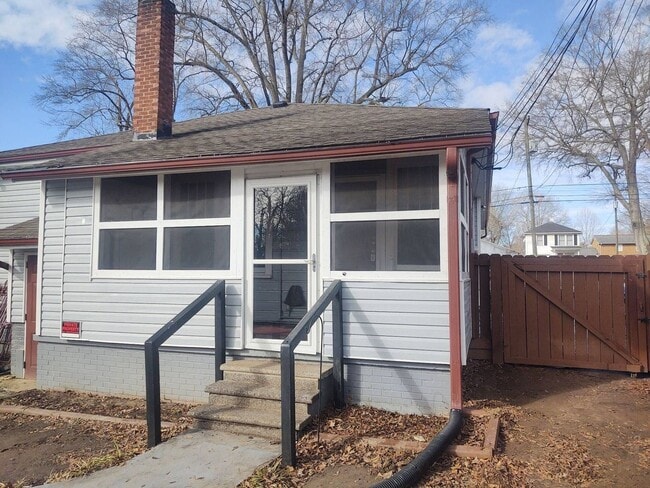 Building Photo - 4 bedroom 2 bathroom pet friendly house!