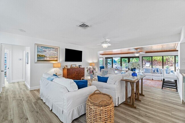 Building Photo - 25 NW 24th Ct