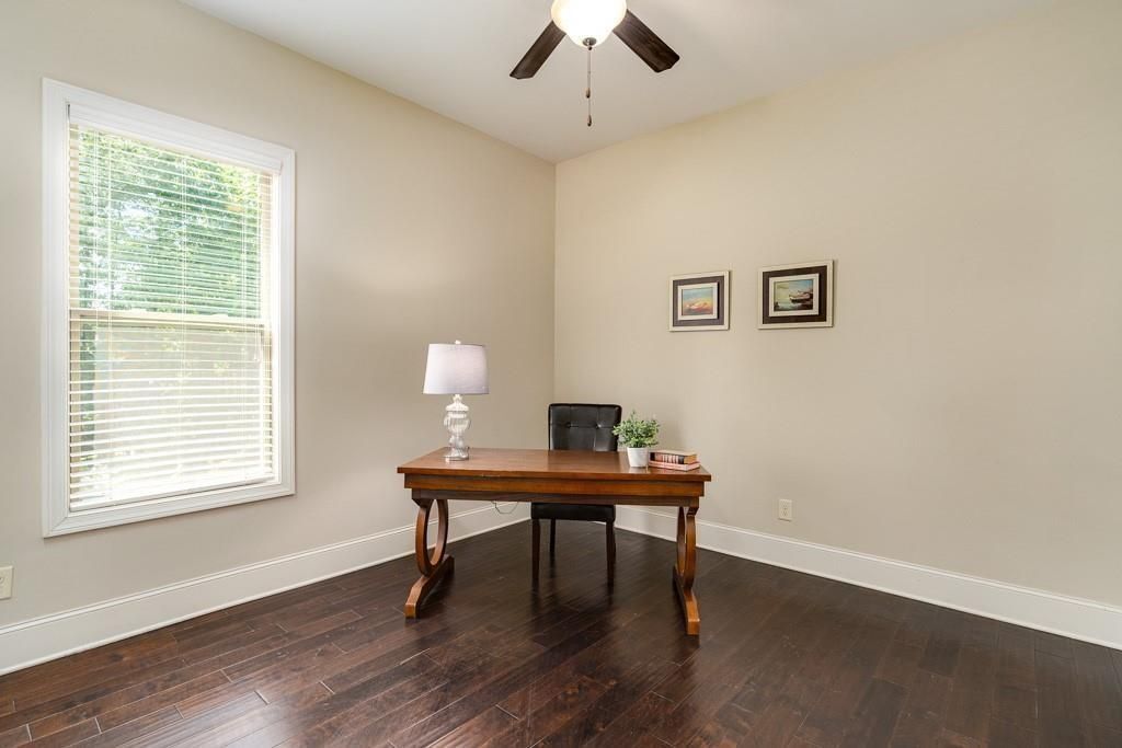 Building Photo - 1290 Redbud Dr