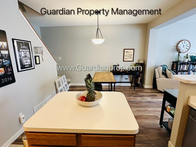 Building Photo - Minnetonka Town Home, Balcony, Washer/Dryer, Dishwasher, Available June