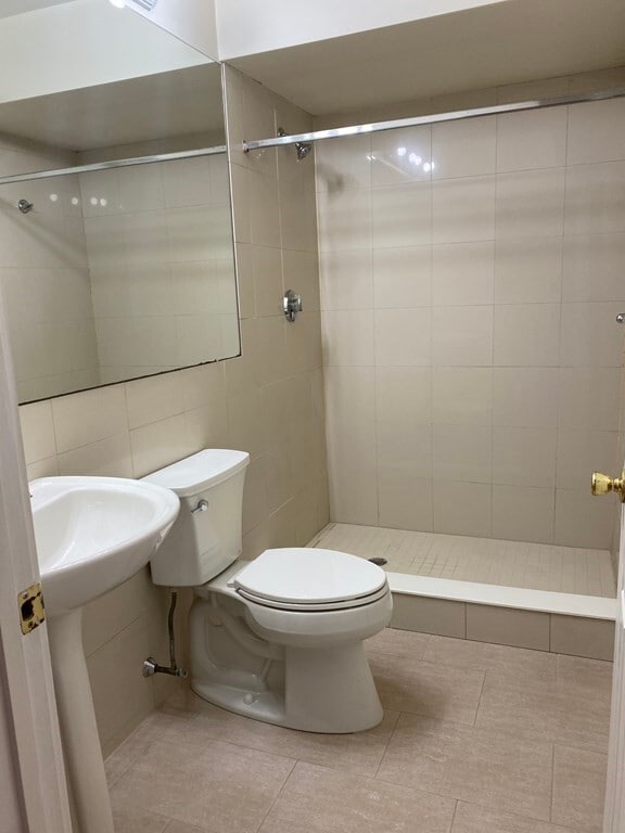 Building Photo - 240 E 8th St