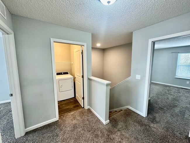 Building Photo - Gorgeous Newer-Built Townhome in Maple Grove!