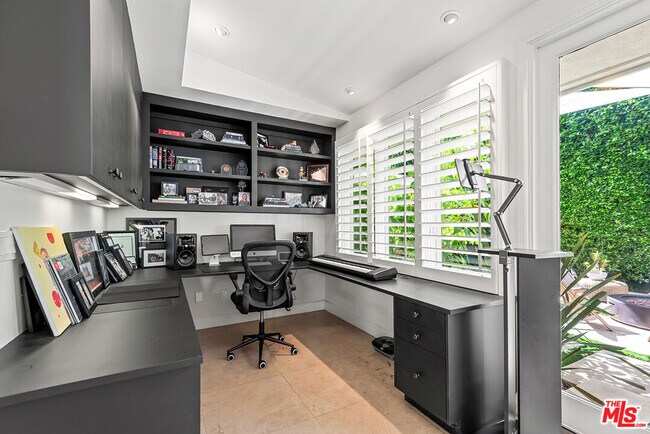 Building Photo - 10424 Valley Spring Ln