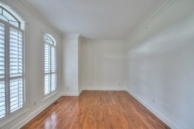 Building Photo - 4335 N Chapel Rd