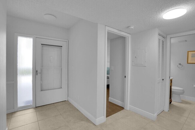 Building Photo - 100 Pelican Pointe Dr