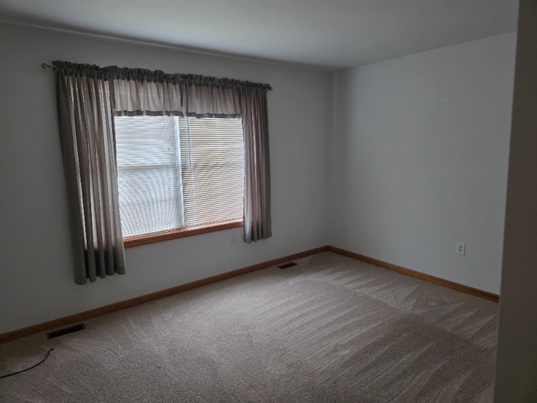 Building Photo - 405 Merri Ln