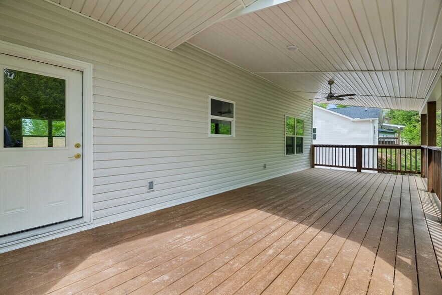 Building Photo - 553 Skyview Dr