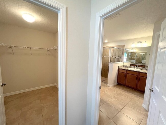 Building Photo - 9 Raemond Ln