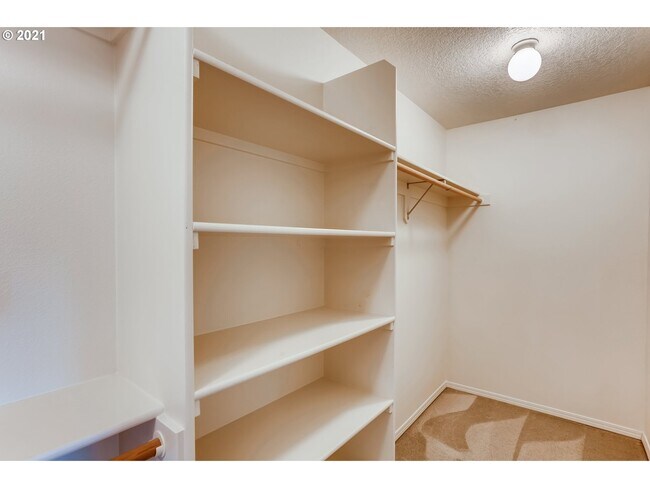 Building Photo - 5683 NE Daventry St