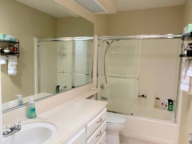 Building Photo - Beautiful End Unit Townhome in Fantastic A...