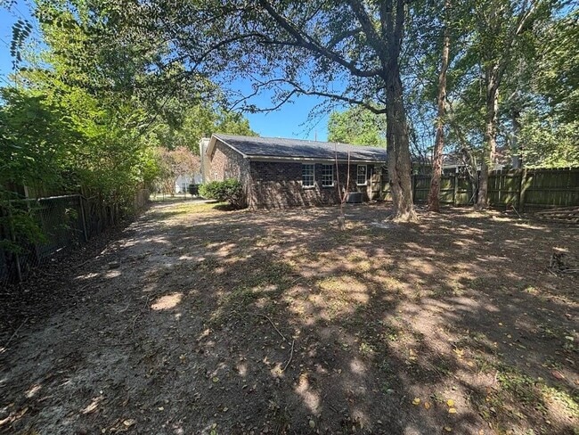 Building Photo - Newly Renovated 3 Bedroom Duplex~