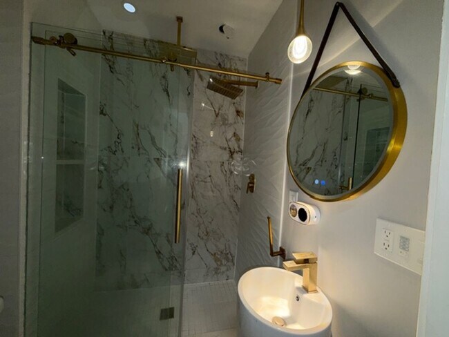 Building Photo - Lovely 2 Bedroom / 1 Bath for Rent - Section 8 Welcome