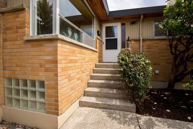 Building Photo - 3 bedroom 2 bath