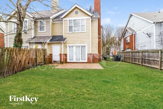 Building Photo - 700 Walnut Woods Cove S