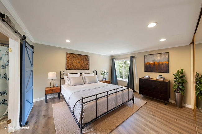 Building Photo - 4 bed, 2.5 bath Townhome Close to Community Pool!